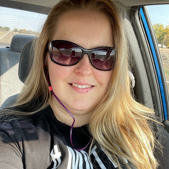 Meet your Posher, Jerrelynn - Picture 2 of 4